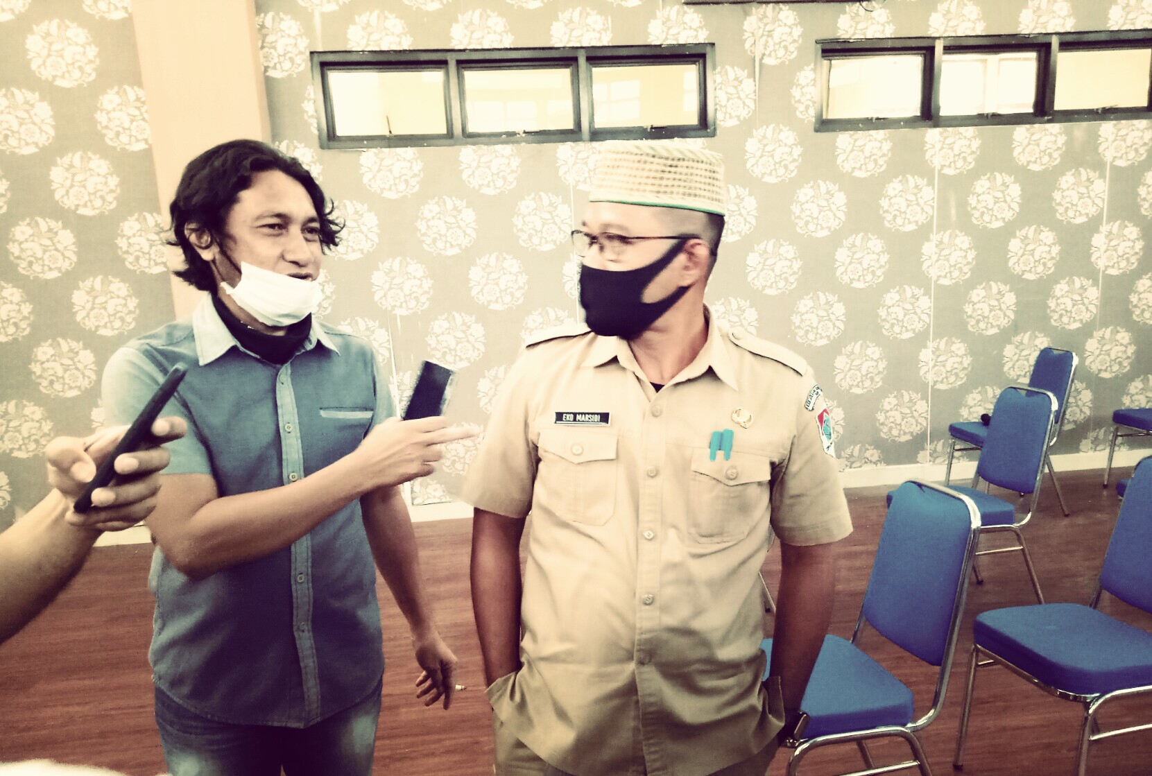 Foto-Kadis Kesehatan Boltim Eko Marsidi Saat Berbincang dengan Ketua PWI Boltim Faruk Langaru 