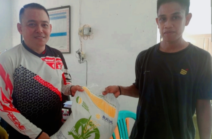 (Foto/Sekdes Buyat Selatan Salurkan Bantuan Pangan Kepada Warga yang Layak Menerima)