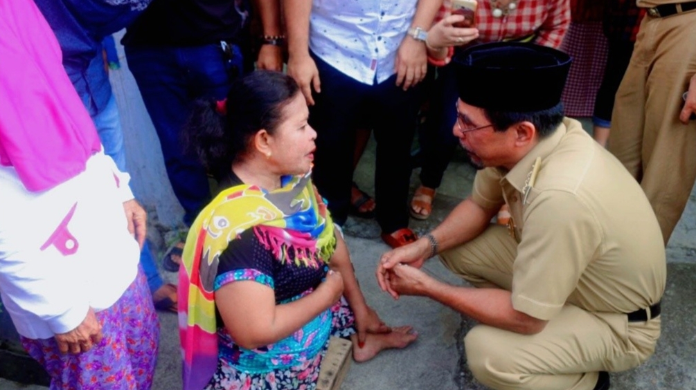 (Foto/istimewa) Waktu Sehan Landjar Menjabat sebagai Bupati Boltim 
yang mengunjungi Masyarakatnya.di Desa Bulawan Induk