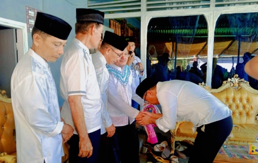 (Foto-Bupati SSM melayat ke rumah duka terlihat Bupati Sam Sachrul Mamonto saat mencium tangannya Kake dari Almarhum Gazali Potabuga)
