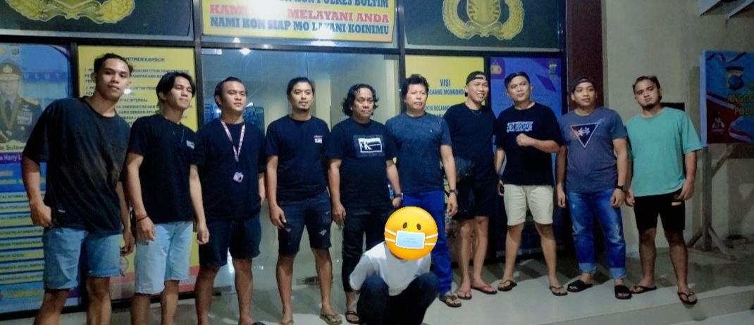 (Foto/didepan Kantor Polres kabupaten Bolaang mongondow Timur :Tim Resmob polres Boltim dan Tim Resmob polres Pinrang bersama diduga pelaku penipuan dan Pengelapan)