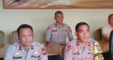
Foto,:Kapolsek Tutuyan, IPDA Reinhard Kaingat, S.H., turut serta dalam Rapat Koordinasi Program Ketahanan Pangan  Nasional yang digelar oleh Polda Sulawesi Utara. Rapat yang berlangsung secara virtual
