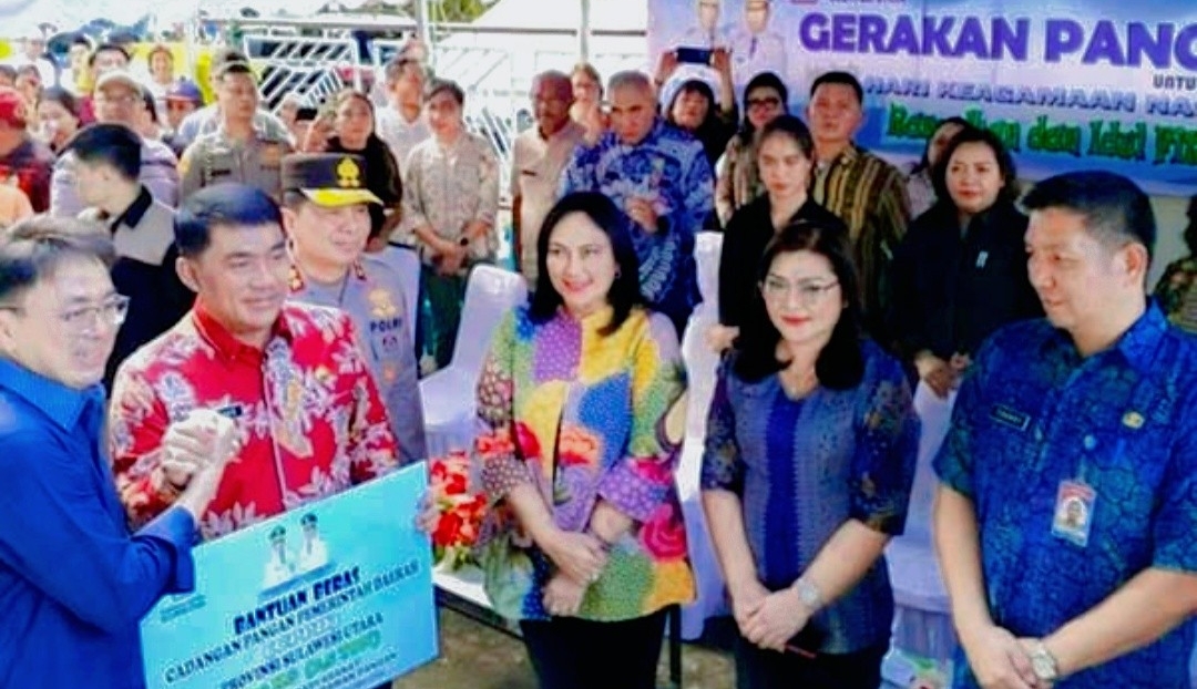 (Foto/Istimewa:Gubernur Sulut YSK Bersama Ketua TP-PKK Ny Anik Wandriani Salurkan 37.500 kg Beras Buat 15 Kabupaten/Kota)
