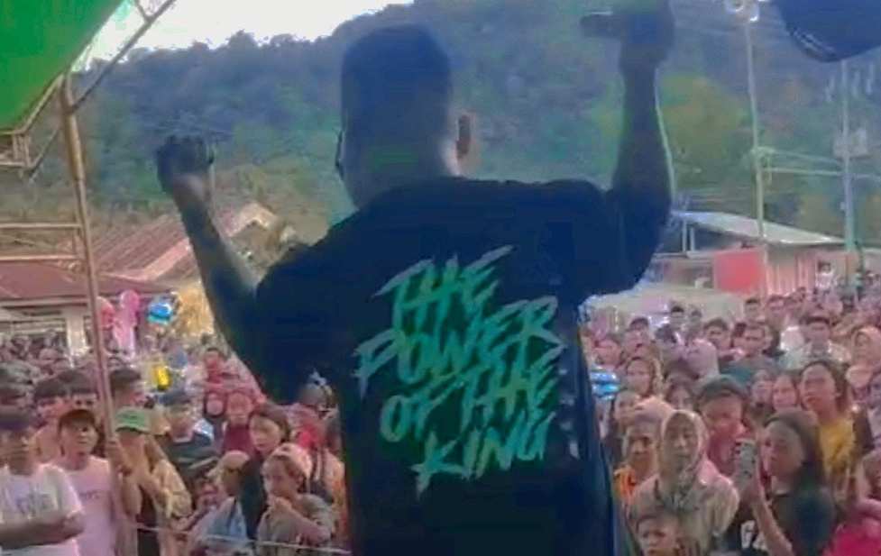 (Foto:Ever Salikara, DJ Piaw, dan Tian Storm Hibur Ribuan Penonton Saat Ketupat di Desa Buyat induk)