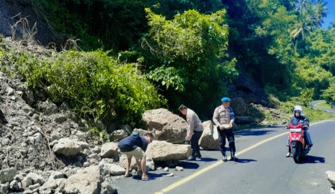 (Foto:Momen mengharukan ini pun sempat disaksikan langsung oleh GMediapost.com yang melintas di lokasi. Saat itu,tampak Aipda Yance Pangua mengenakan kaos hitam)